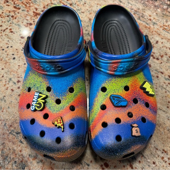 Crocs Black/Rainbow Clogs With Jibbitz Women’s 12/Men’s 10 New Without Tags - Picture 3 of 13